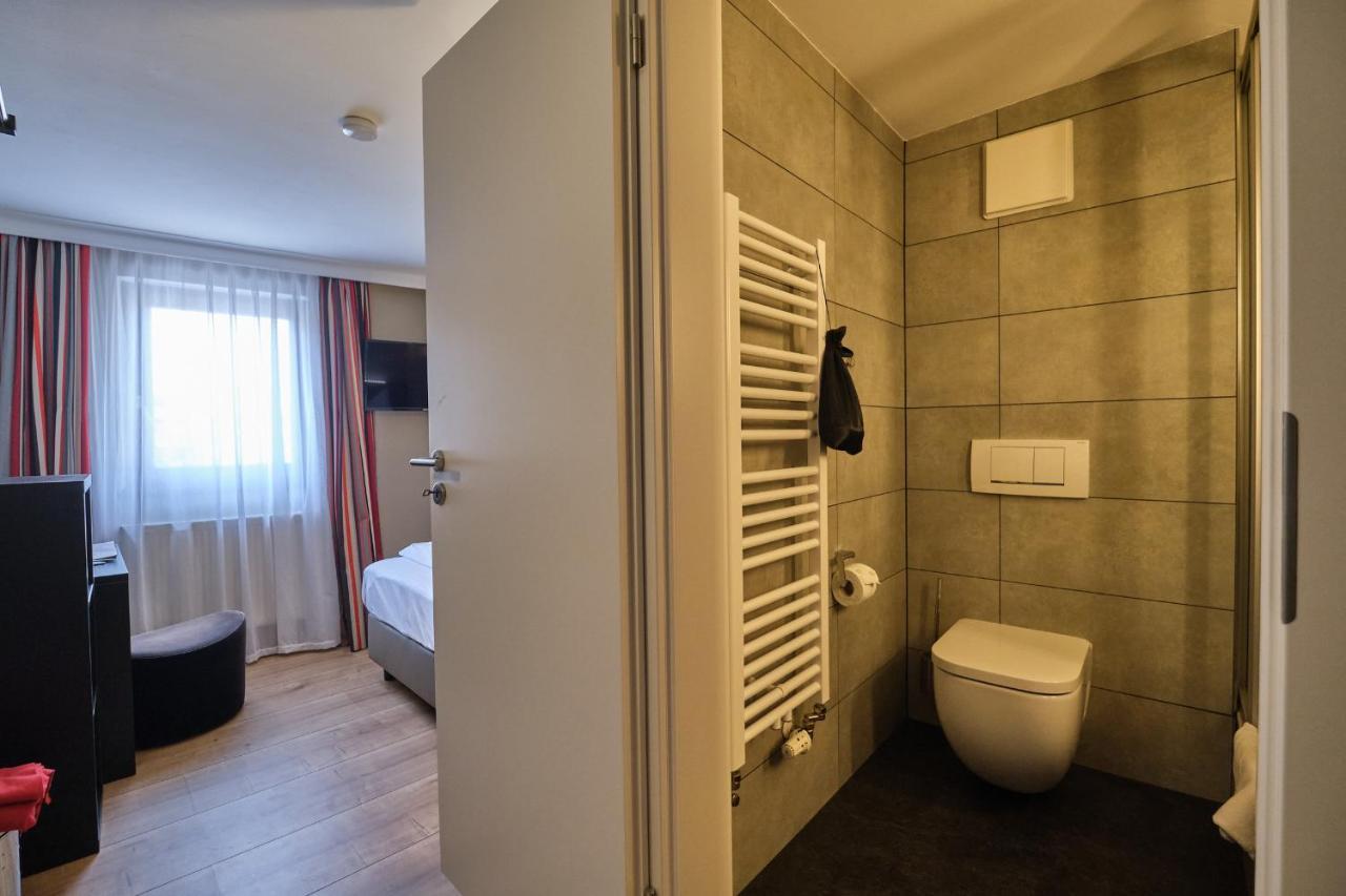 Hotel Roter Hahn เรเกนส์บวร์ก ภายนอก รูปภาพ