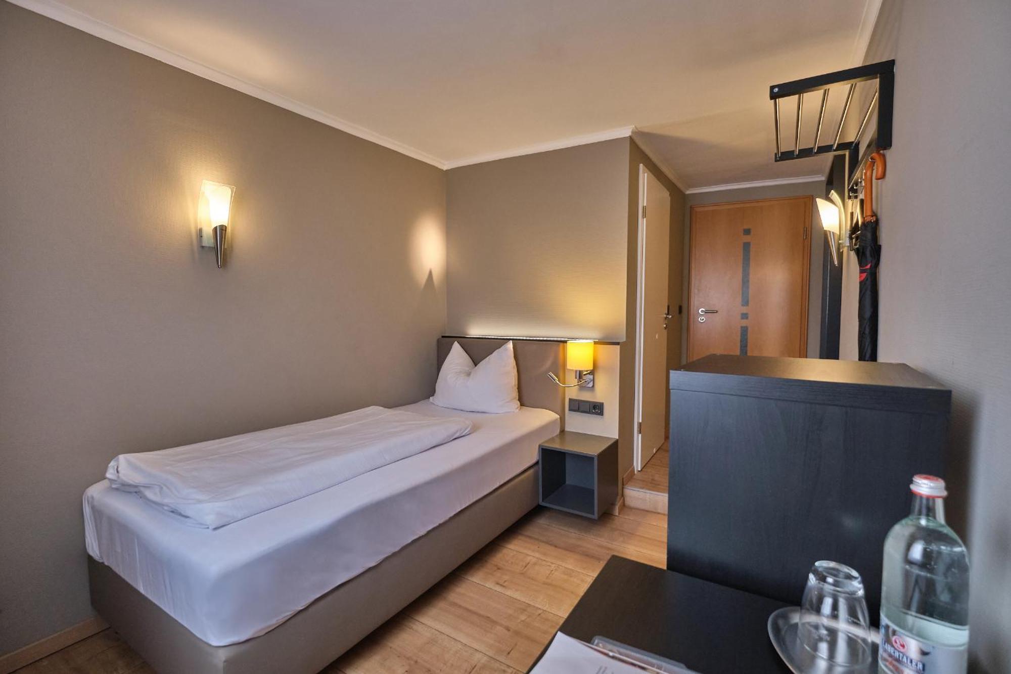 Hotel Roter Hahn เรเกนส์บวร์ก ภายนอก รูปภาพ