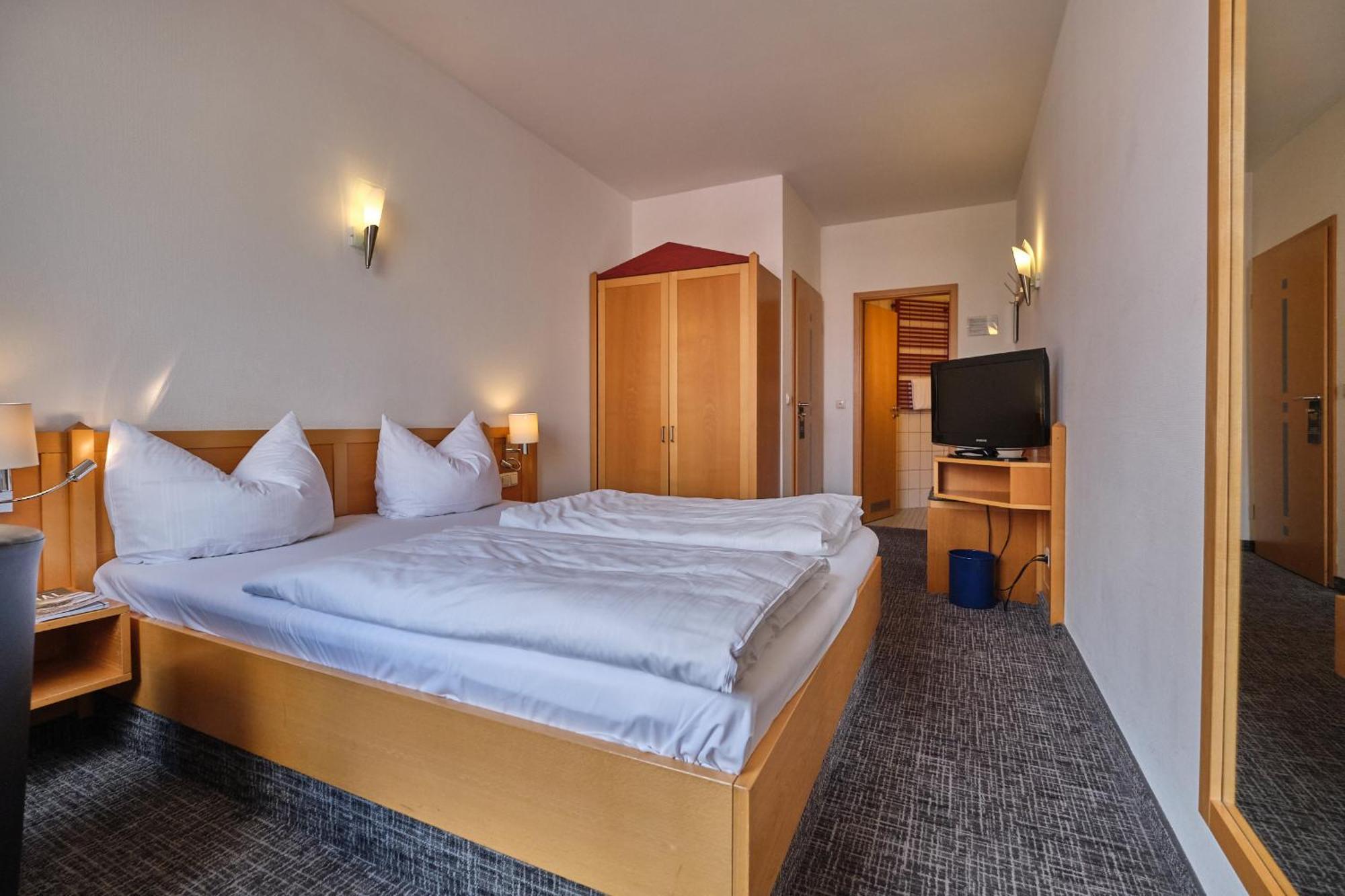 Hotel Roter Hahn เรเกนส์บวร์ก ภายนอก รูปภาพ