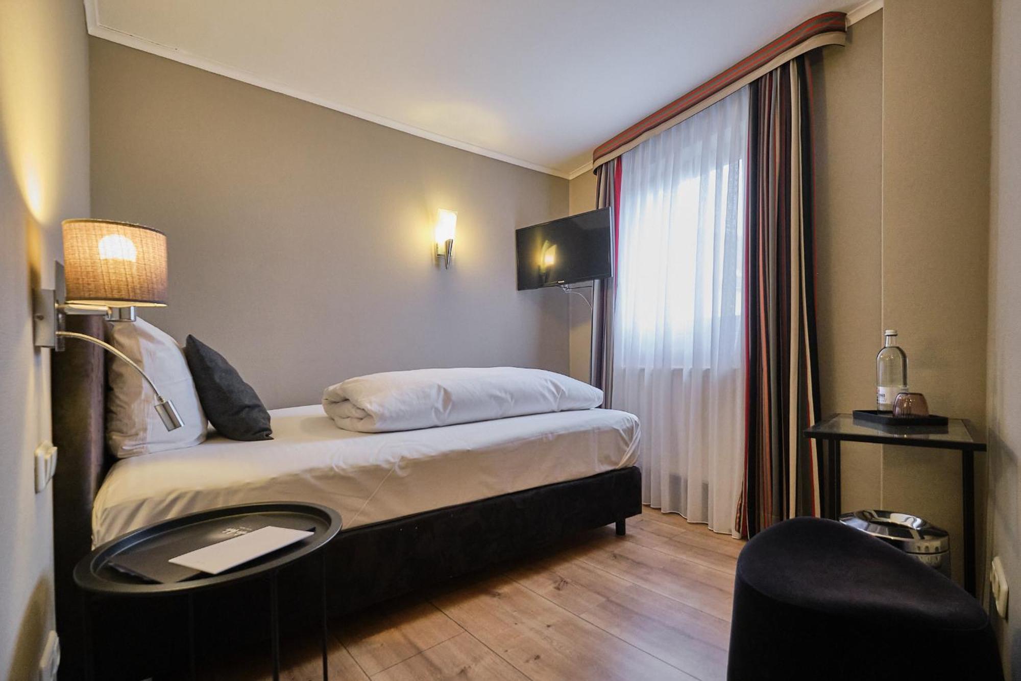 Hotel Roter Hahn เรเกนส์บวร์ก ภายนอก รูปภาพ